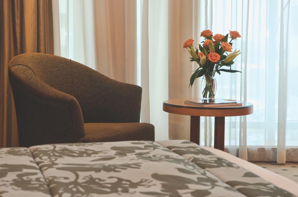 Wiseman Grand Hotel Доха Экстерьер фото A room at the hotel