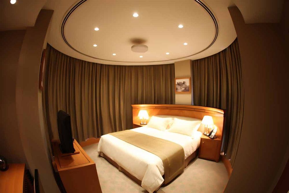 Wiseman Grand Hotel Доха Экстерьер фото A bedroom in a hotel