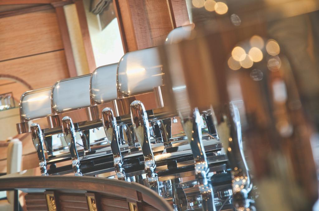 Wiseman Grand Hotel Доха Экстерьер фото Beer taps